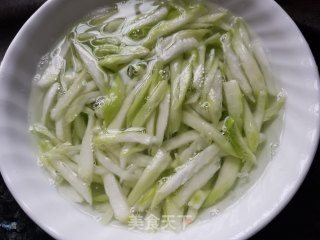 鲜拌榨菜的做法步骤：4