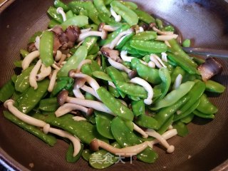 腊肉蘑菇炒荷兰豆的做法步骤：8