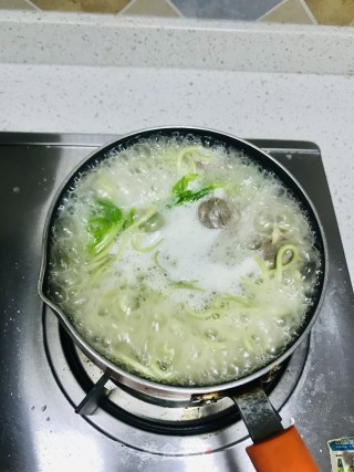 牛肉丸菠菜面的做法步骤：6