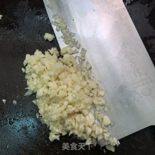 蒜蓉粉丝蒸元贝的做法步骤：3