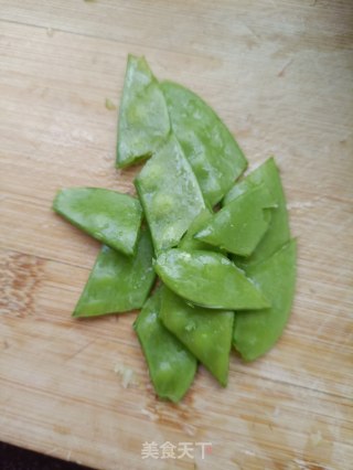 “酸甜开胃菜”菠萝咕咾肉丸的做法步骤：1