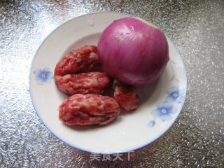 香肠炒洋葱的做法步骤：1