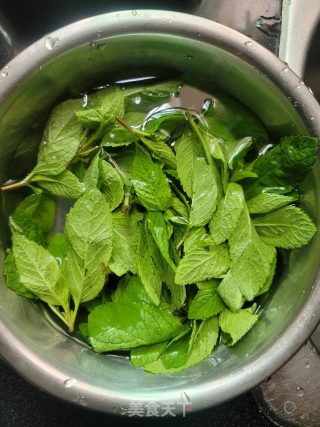 白灼肘子肉拌薄荷叶的做法步骤：2