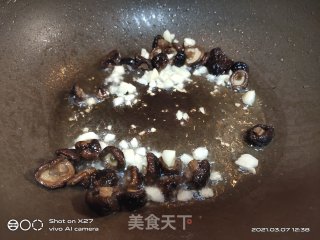 香菇炒广东菜心的做法步骤：2