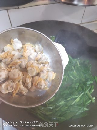 蛤蜊炒韭菜的做法步骤：5