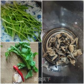 菠菜梗拌黑木耳的做法步骤：1