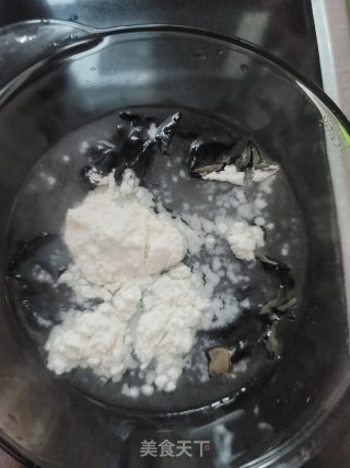 菠菜梗拌黑木耳的做法步骤：2
