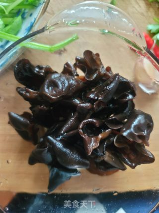 菠菜梗拌黑木耳的做法步骤：3