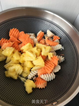 “酸甜开胃菜”菠萝甜薯汤水的做法步骤：4