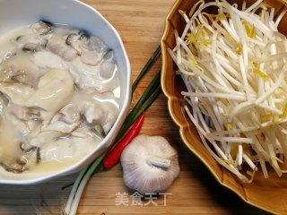 生蚝新吃法不烤不蒸，原汁原味又鲜又嫩～豆芽拌生蚝的做法步骤：2