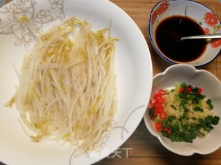 生蚝新吃法不烤不蒸，原汁原味又鲜又嫩～豆芽拌生蚝的做法步骤：3