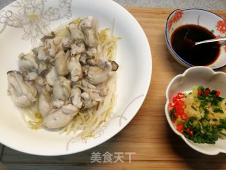 生蚝新吃法不烤不蒸，原汁原味又鲜又嫩～豆芽拌生蚝的做法步骤：4