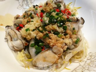 生蚝新吃法不烤不蒸，原汁原味又鲜又嫩～豆芽拌生蚝的做法步骤：5
