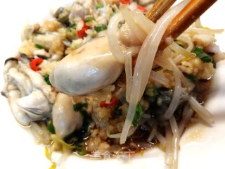 生蚝新吃法不烤不蒸，原汁原味又鲜又嫩～豆芽拌生蚝的做法步骤：6