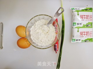 香葱蛋奶煎饼❗️营养丰富，又香又软，十分钟快手早餐❗️的做法步骤：1