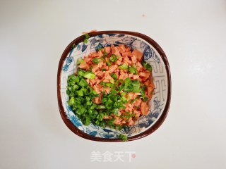 香葱蛋奶煎饼❗️营养丰富，又香又软，十分钟快手早餐❗️的做法步骤：2