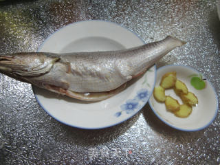 糖醋黄婆鸡鱼的做法步骤：1