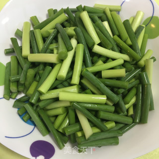 蒜苔炒猪肝的做法步骤：1