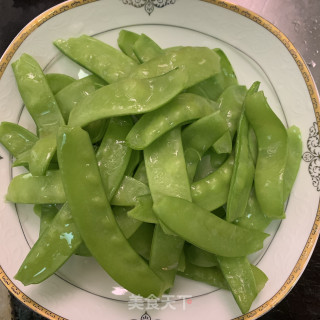 荷兰豆炒鲍鱼的做法步骤：2