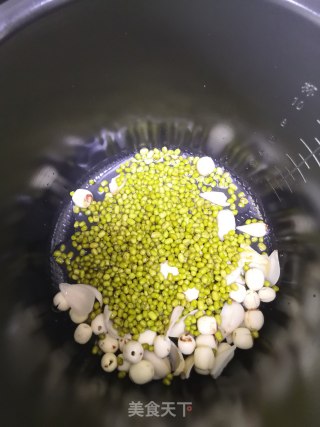 绿豆莲子汤的做法步骤：3