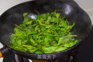 油盐炒枸杞芽的做法步骤：2