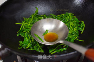 油盐炒枸杞芽的做法步骤：4