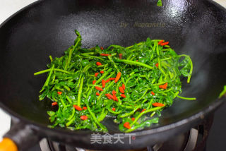 油盐炒枸杞芽的做法步骤：5