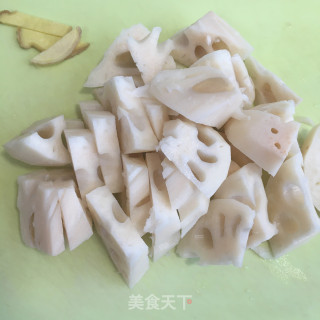 莲藕花生炖排骨的做法步骤：2