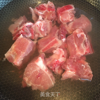莲藕花生炖排骨的做法步骤：3