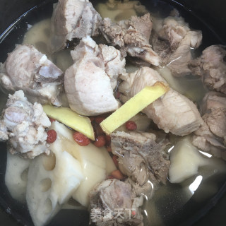 莲藕花生炖排骨的做法步骤：4