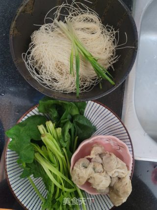 菠菜云吞面线汤的做法步骤：1