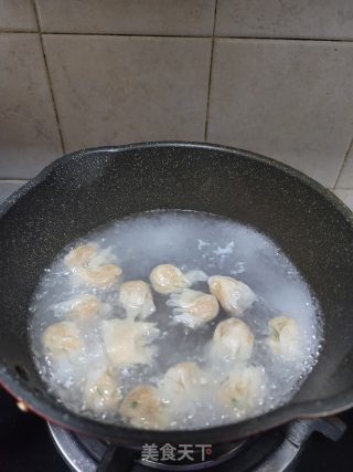菠菜云吞面线汤的做法步骤：2