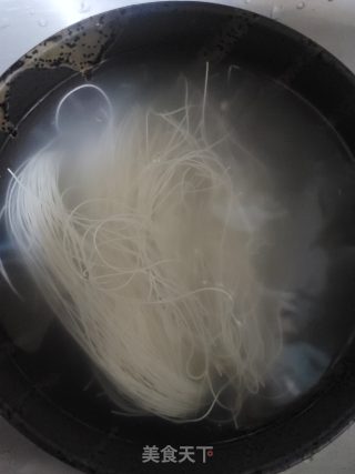 菠菜云吞面线汤的做法步骤：3