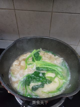 菠菜云吞面线汤的做法步骤：6