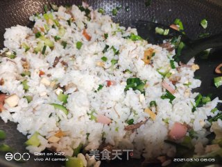 韭菜心黄瓜炒饭的做法步骤：5