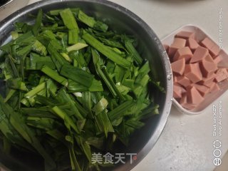 火腿肠炒韭菜的做法步骤：1