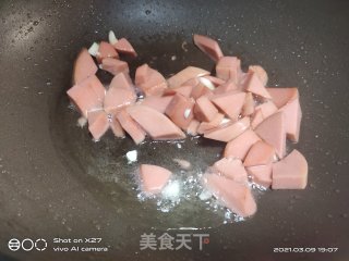 火腿肠炒韭菜的做法步骤：2