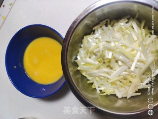 鸡蛋炒韭黄的做法步骤：1