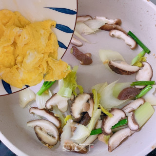 鸡蛋炒香菇-素菜的做法步骤：5