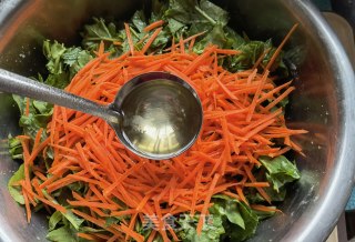 胡萝卜蒸油菜籽苗的做法步骤：6