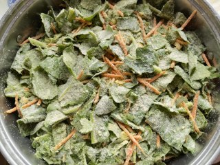 胡萝卜蒸油菜籽苗的做法步骤：10