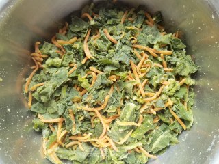 胡萝卜蒸油菜籽苗的做法步骤：12