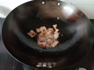 腊肉炒野芹菜的做法步骤：3