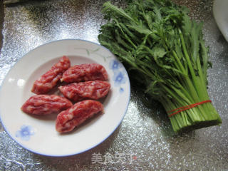 香肠炒茼蒿的做法步骤：1