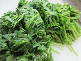 香肠炒茼蒿的做法步骤：3