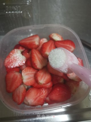 糖渍草莓的做法步骤：2