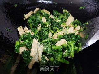 青菜炒腐竹的做法步骤：4