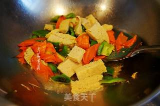 冻豆腐炒青椒的做法步骤：4