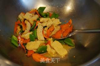 冻豆腐炒青椒的做法步骤：5