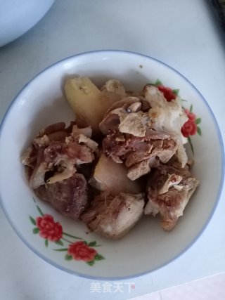 红萝卜焖猪脚的做法步骤：1